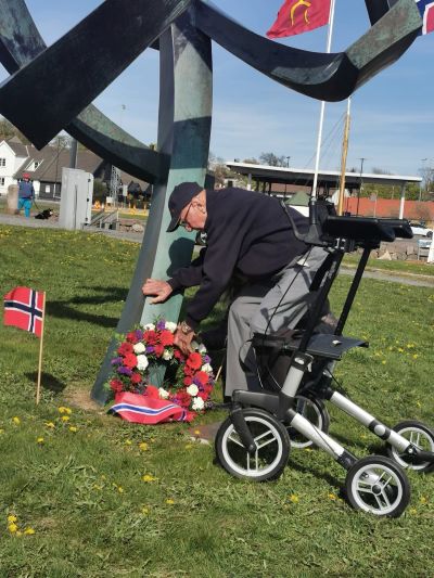 Krigsseiler Heine Hansen legger ned krans ved Krigsseilermonumentet